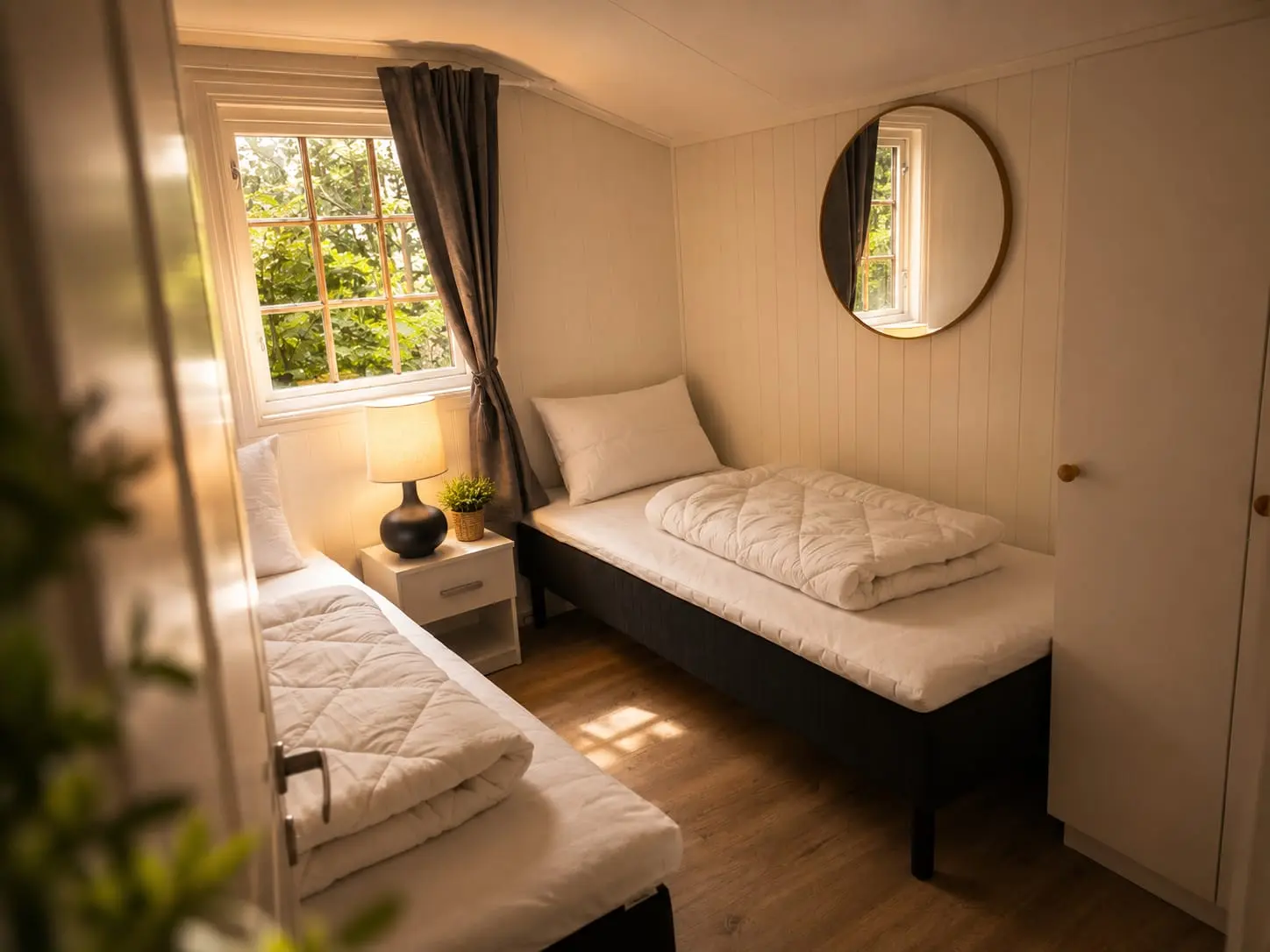 Lyst soverom med to oppredde senger